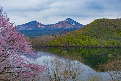 히라하라 호수와 이와 산