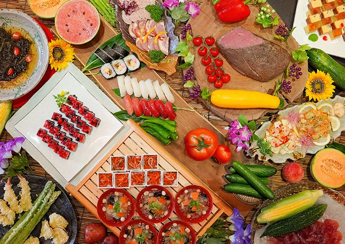 바이킹 예. / 여러 가지 빛깔의 제철 요리가 늘어서 있다.