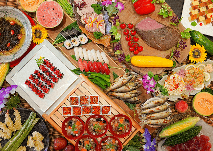 바이킹 예. / 여러 가지 빛깔의 제철 요리가 늘어서 있다.