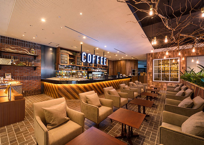 넓은 공간에서 느긋하게 편히 쉴 수 있는 Urabandai Cafe 입니다.