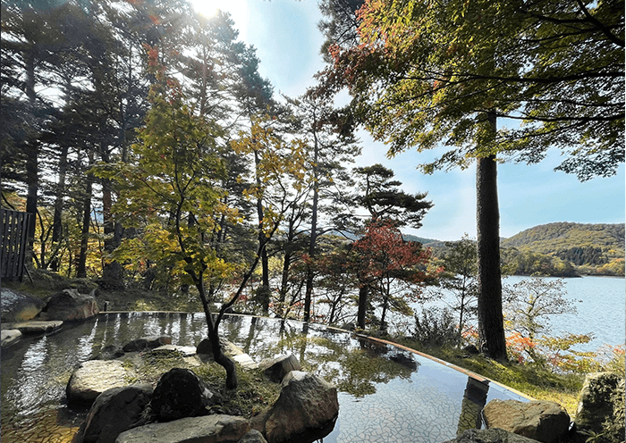 사계절의 경치를 즐길 수 있는 절경 노천 온천. 단풍.