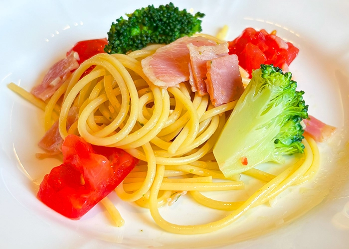 베이컨과 브로콜리 바질과 원시 토마토 스파게티